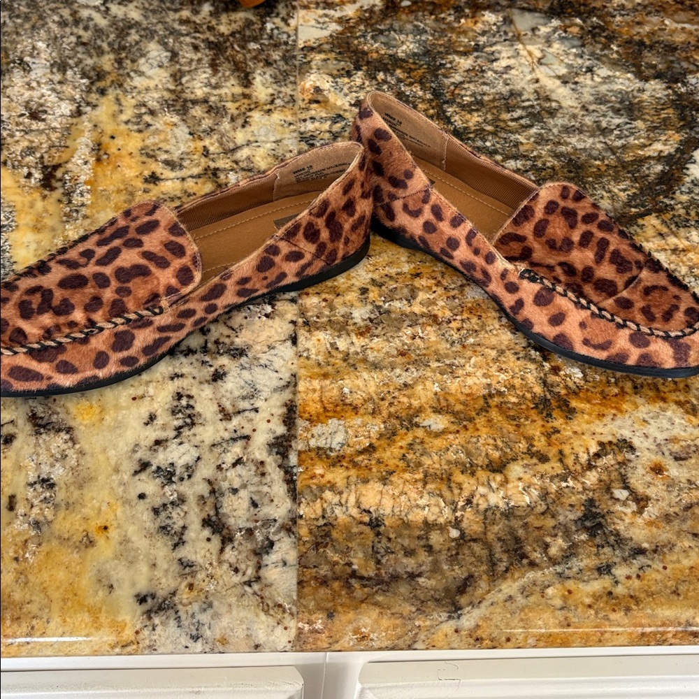 NWOT Dolce Vita Animal Print Flats Size 10 - Picture 3 of 5